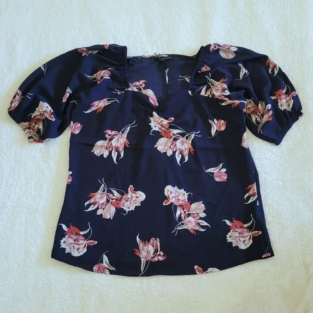Harve BenardโNavy๐บ๐ฒ Floral๐ Top - NWT